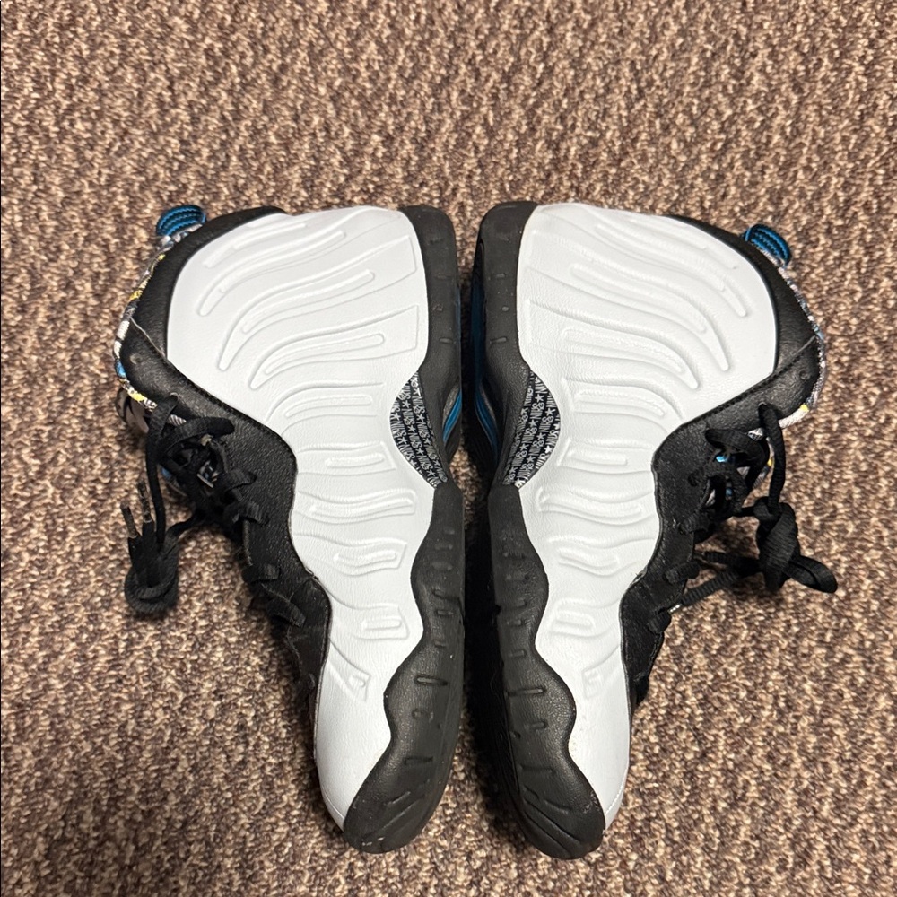 Nike Kids' Foamposite-style High-Top Sneakers in Light Gray/Black/Blue - Picture 4 of 6